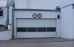 Hlavní sekční vrata pro garážový dům s el. pohonem na dálkové ovládání řízené světelnou signalizací